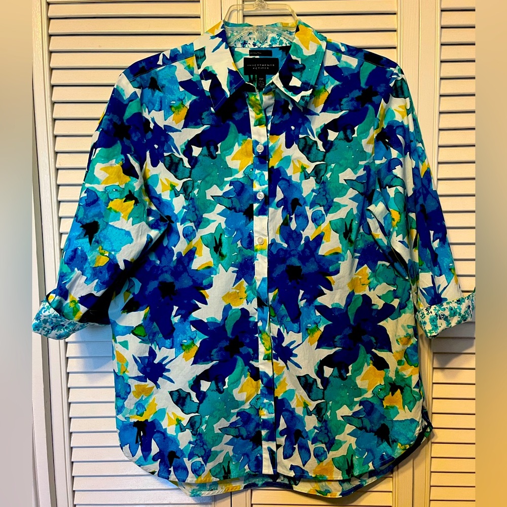 Investment Petites wrinkle-free shirt in bright floral with contrast cuffs.